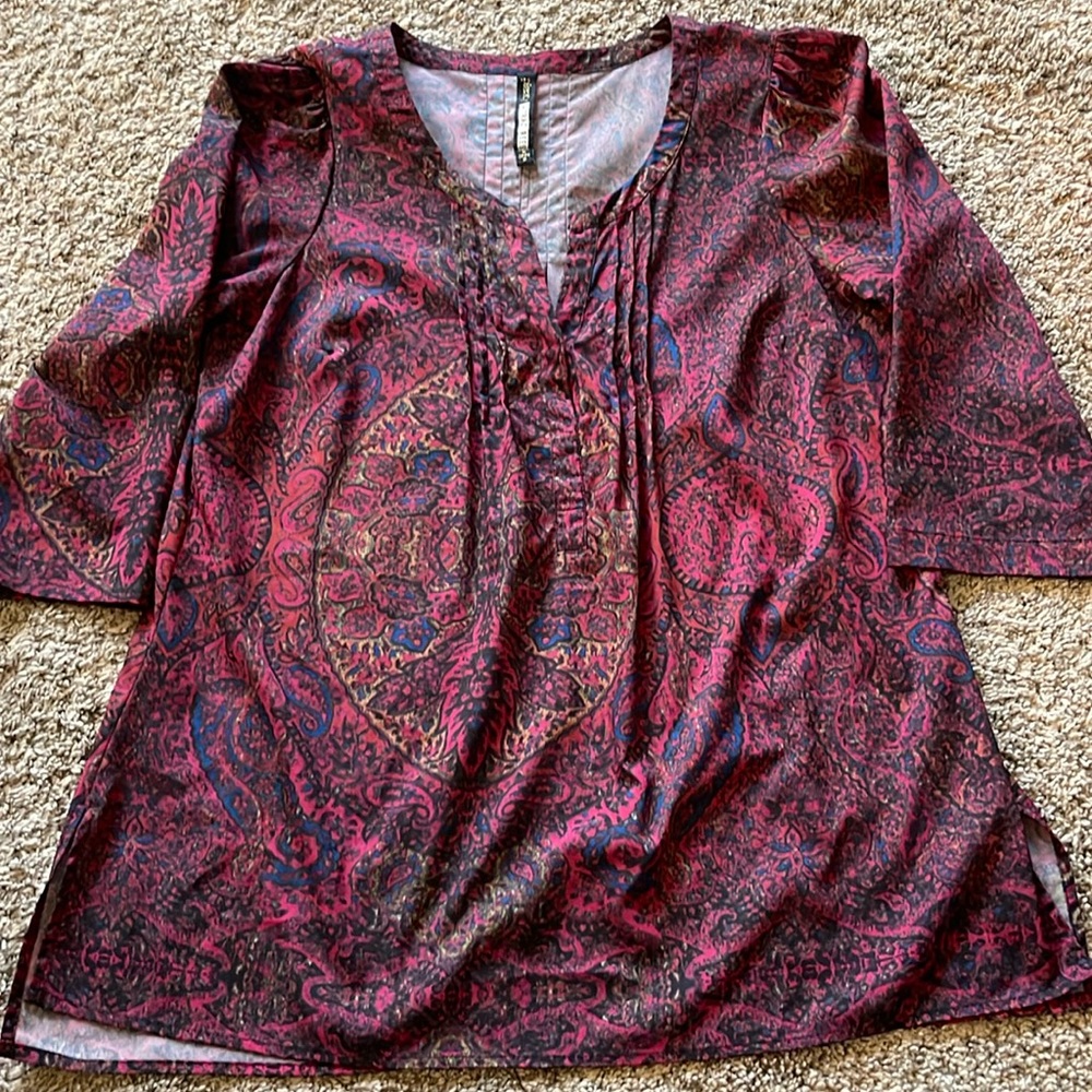 Woman’s medium 3/4 sleeve shirt